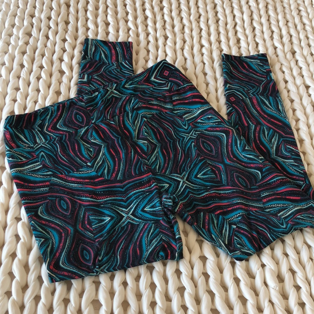 LIKE NEW LuLaRoe Tall & Curvy Printed Leggings - Picture 2 of 7